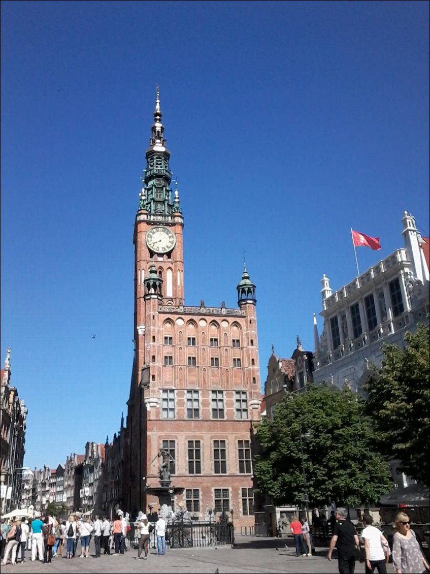 La tour de l'hôtel de ville avec ses 37 cloches musicales. Et juste devant la fontaine de Neptune dressée sur la voie royale.