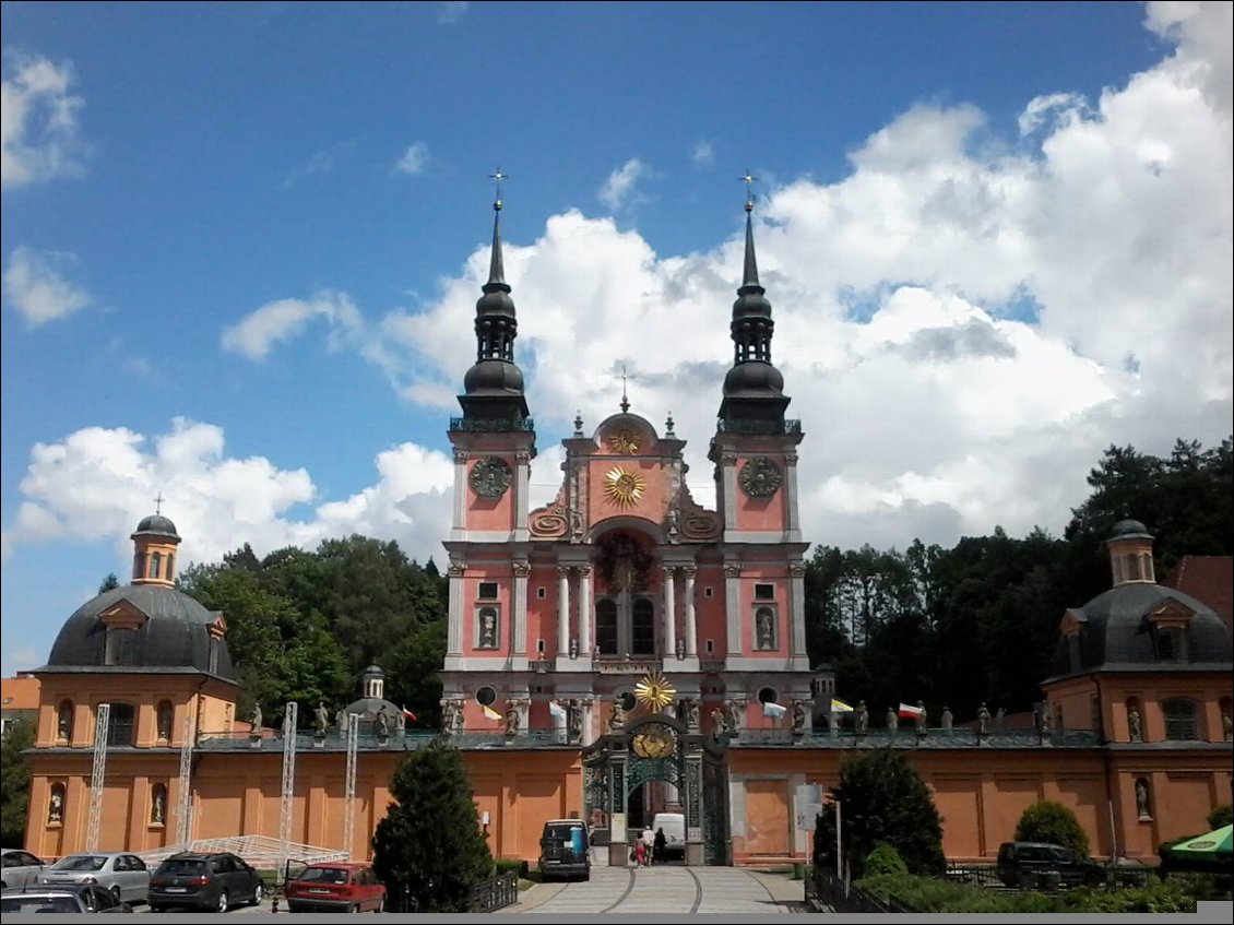 Vue de plus près : c'est la basilique de la visitation de la vierge Marie. Style baroque