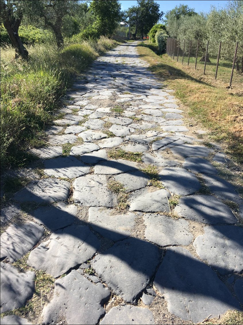 voie romaine (admirez l'etat des pierres)