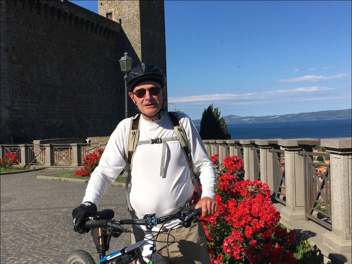 devant le chateau de Bolsena