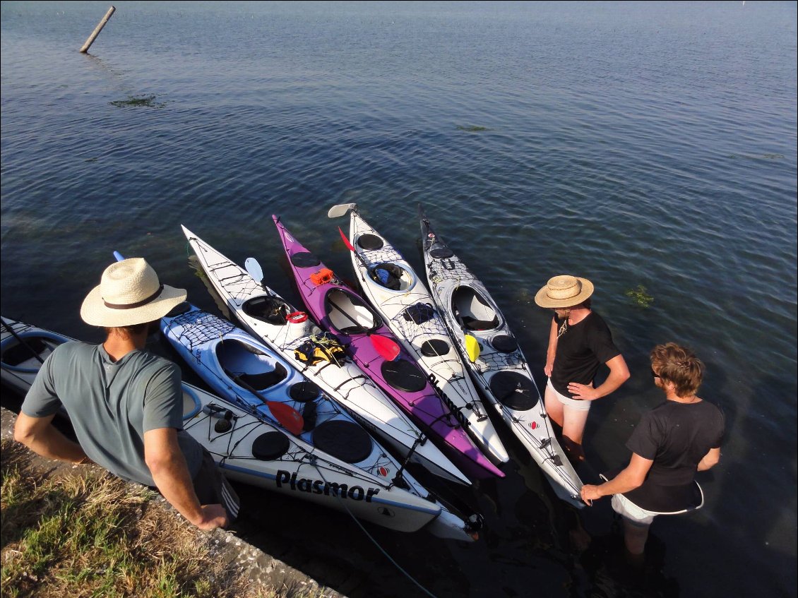 Différents types d'hiloire : grand sur tous les kayaks, trou de serrure sur le Pétrel Tempest (le 3e en partant de la gauche)