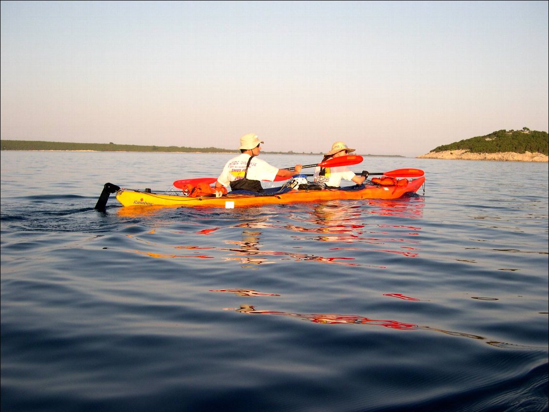 Biplace en polyéthylène (Rainbow Atlantis, Croatie) 5,45m et moins de rigidité qu'un kayak en fibre (malgré les bandes de rigidification), un kayak moins "efficace" et avec un volume de stockage peu important.