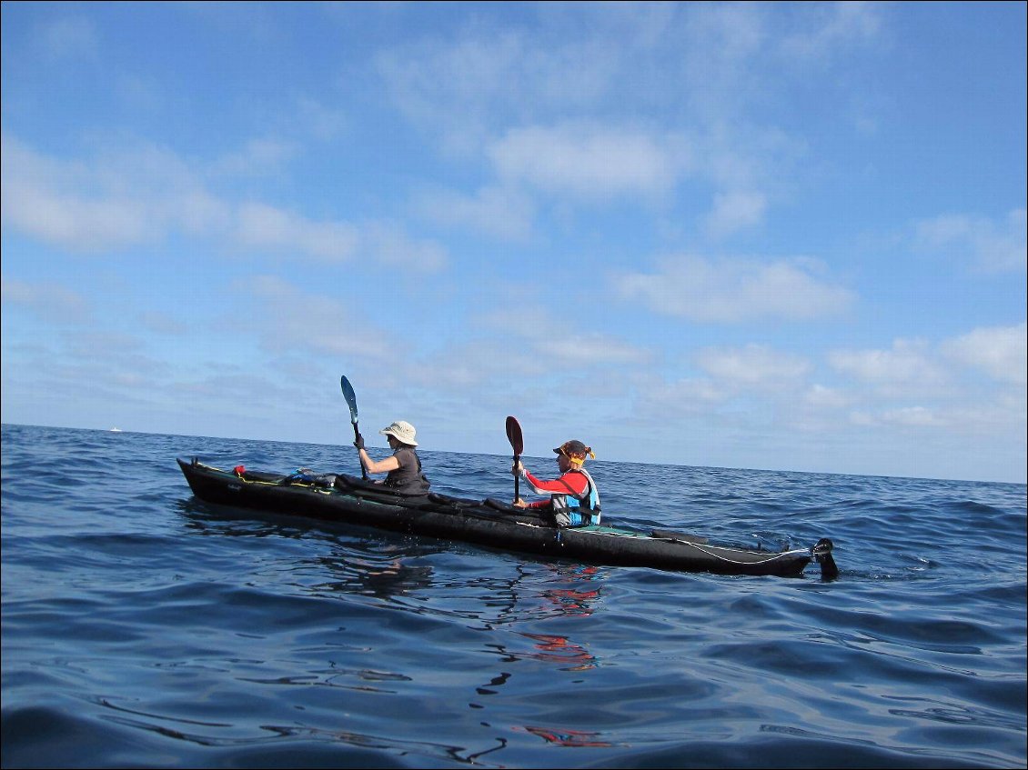 Biplace démontable (Feathercraft Klondike) : biplace avec petite place enfant (qui ne pagaie pas) au milieu, fermable par une jupe en utilisation biplace