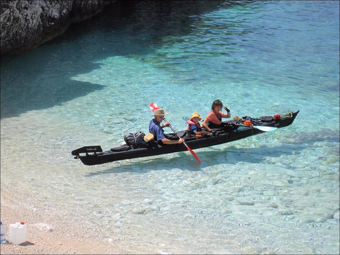 Le Klondike utilisé en 2 places + 1 enfant (qui ne pagaie pas) (Croatie, île de Cres)