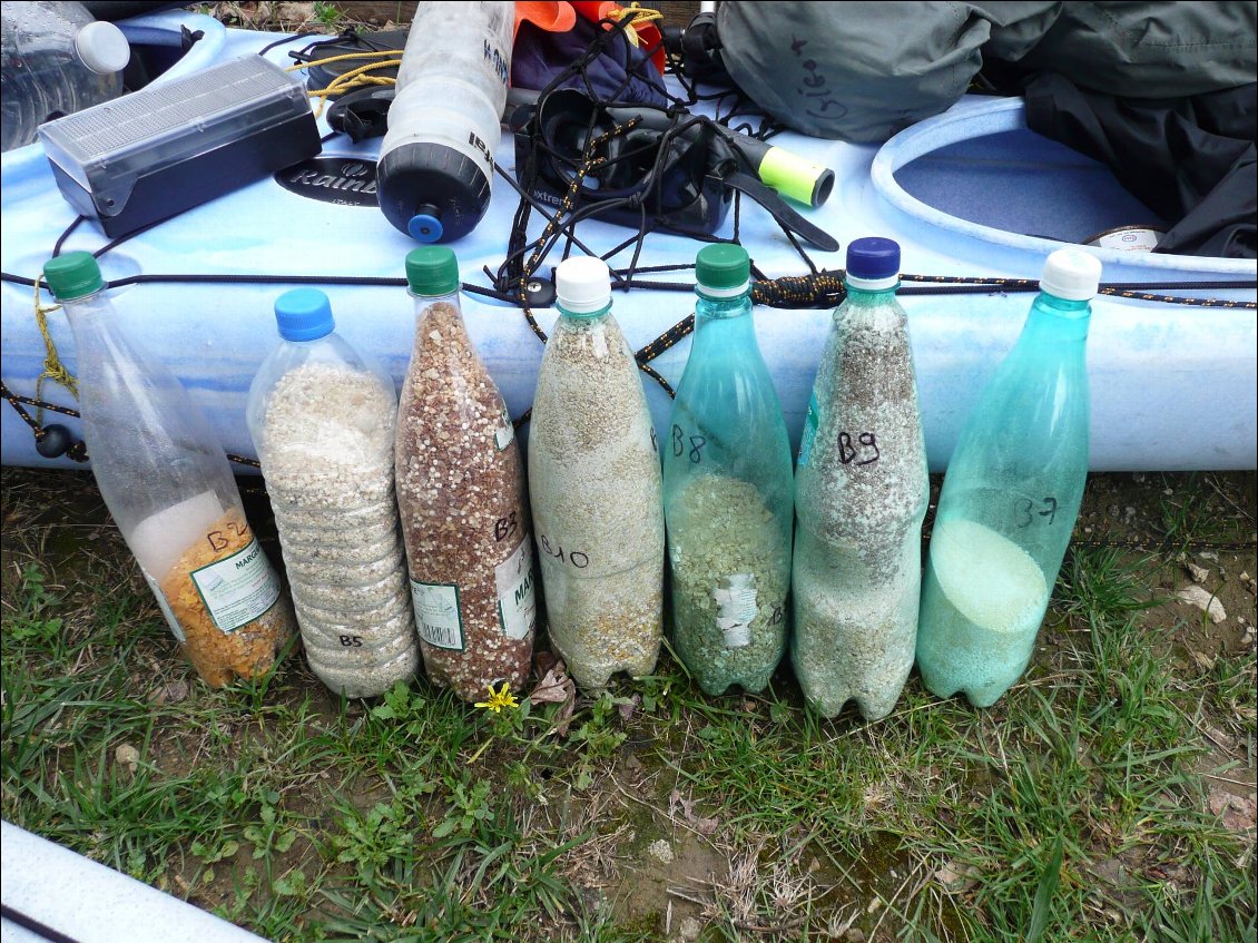 Nourriture déshydratée stockée dans des bouteilles plastiques, contenant étanches par nature et bien pratiques à glisser dans les caissons des kayaks.