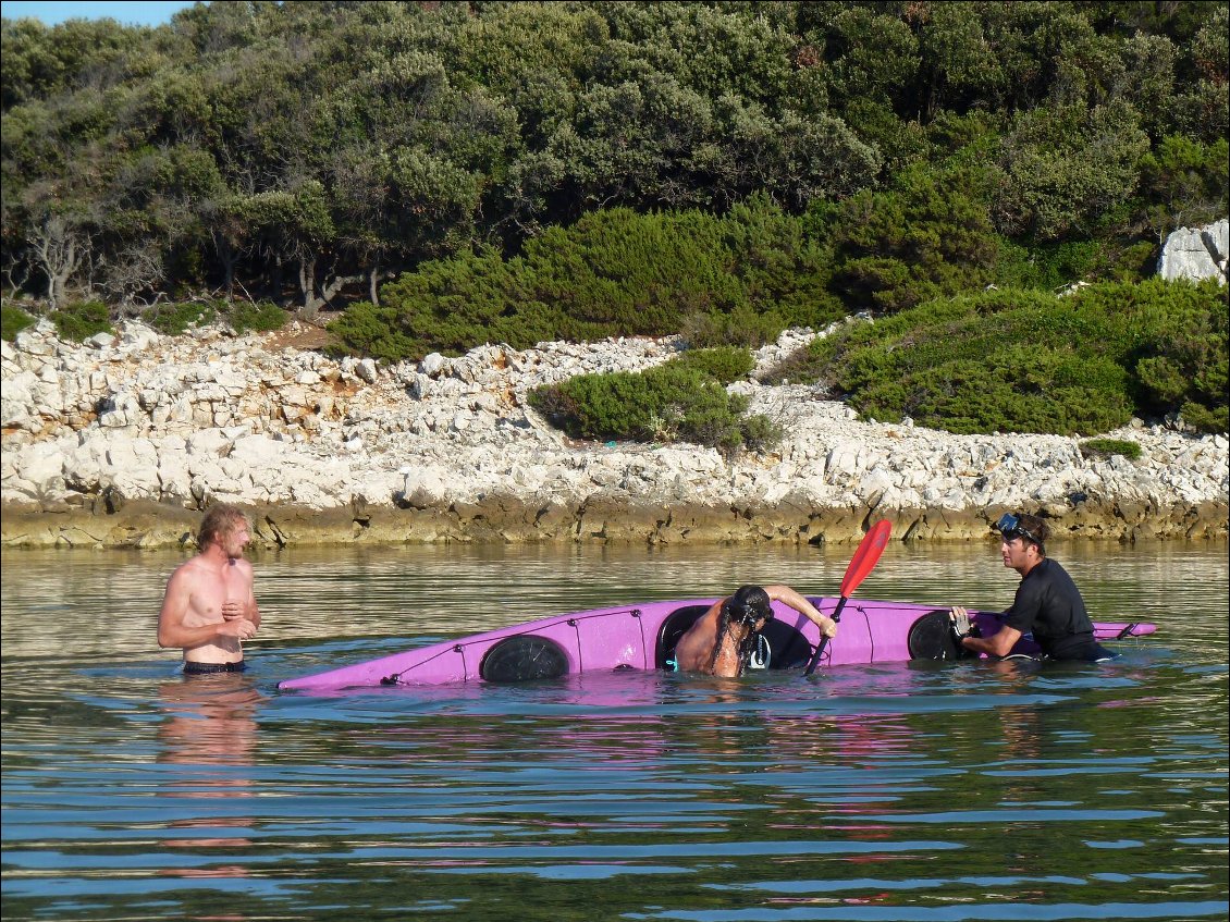 Entrainement à l'esquimautage, avec un masque et des amis pour aider :-)
(Croatie, île de Cres)