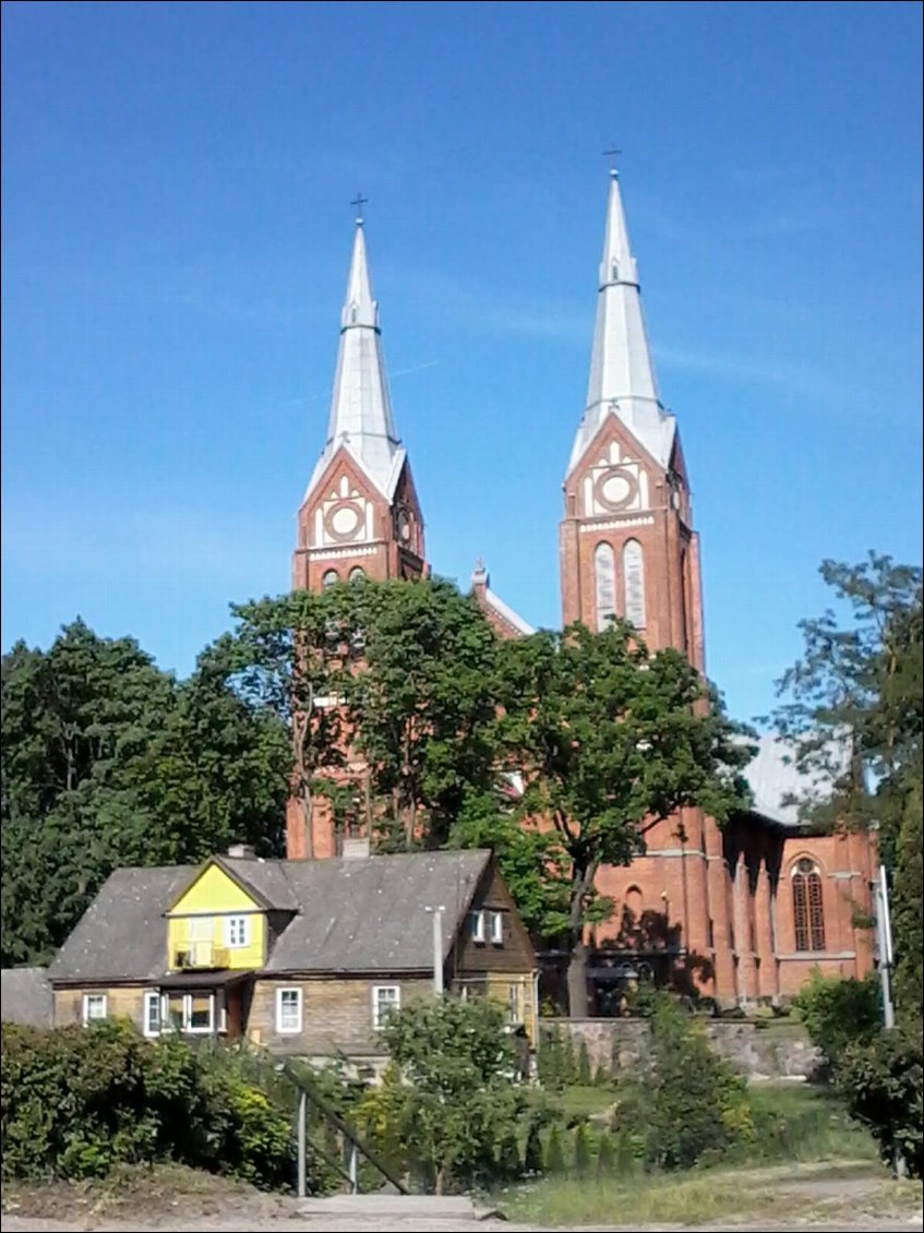 L'église de Jurbarkas avec une maison typique de Lituanie