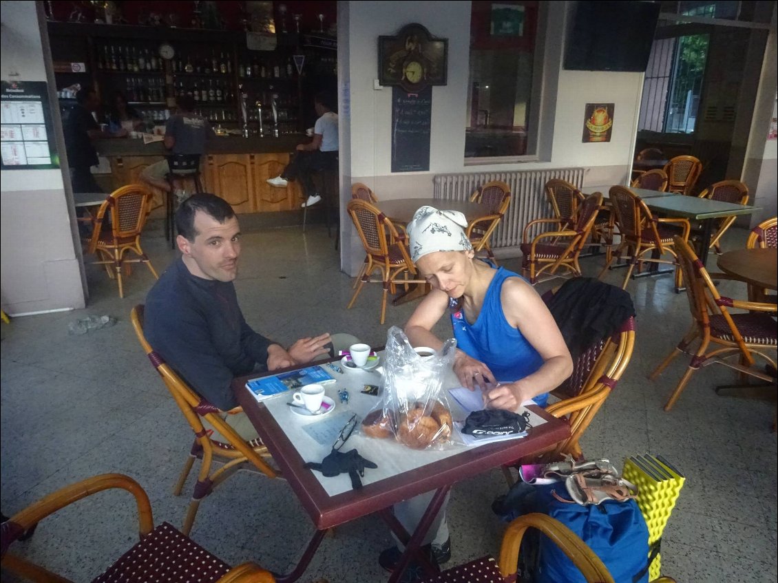 Café de Veynes: ouvert dès l'arrivée du train de nuit! La boulangerie en face également!