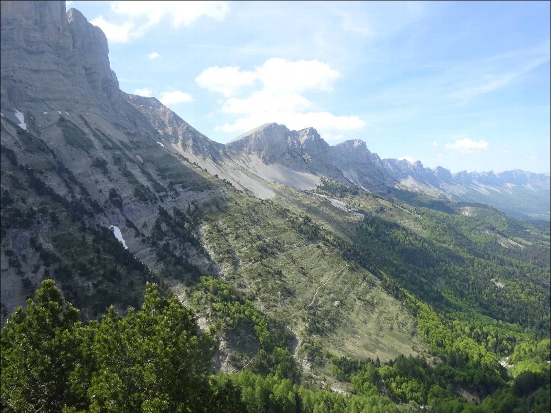 Voici notre chemin à venir...
Nous avons suivi un ancien chemin, encore pas mal pratiqué, et nous y avons même croisé 2 VTTistes. Cependant, il faut avoir le pied (ou le pneu) sûr.