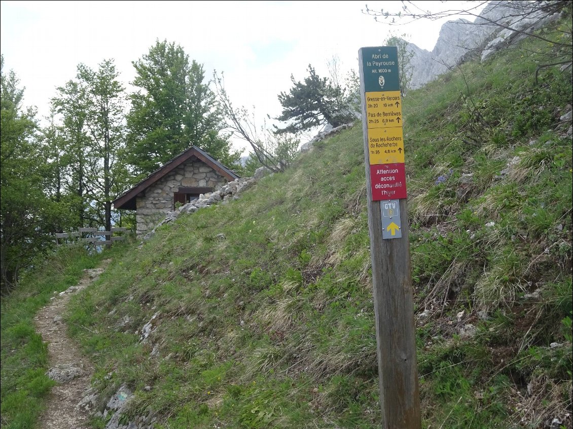 Abri de la Peyrouse. Pour la pause déjeuner. Mais pas d'eau à proximité....