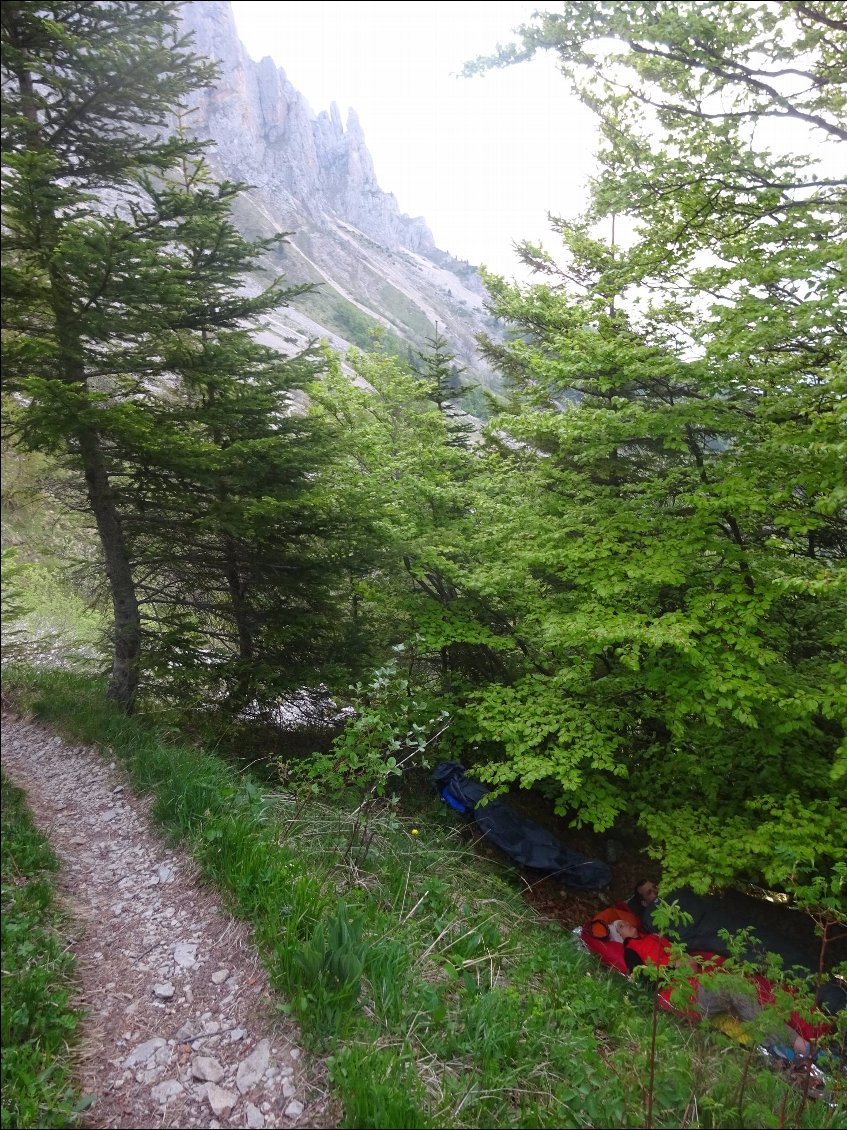 Au moment de nous coucher sur le parvis de la cabane, parce que vraiment, il fait trop beau pour s'enfermer, un groupe de jeunes randonneurs arrive pour passer une soirée festive en cabane. Nous trouvons donc un coin plat (sans doute le seul), non loin de là pour notre bivouac.