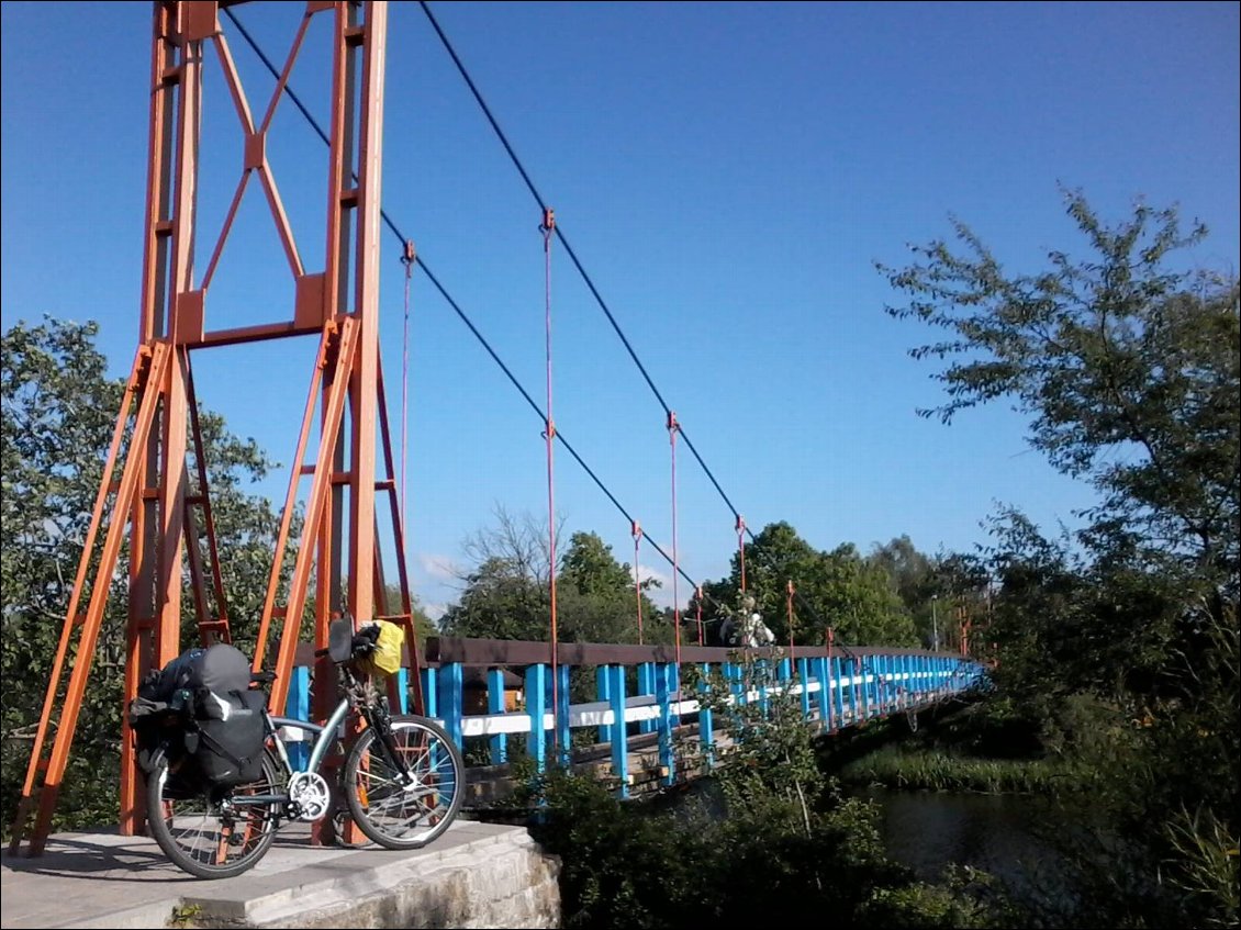 Dernière epreuve avant de quitter la Lituanie : le pont suspendu qui oscille un max.