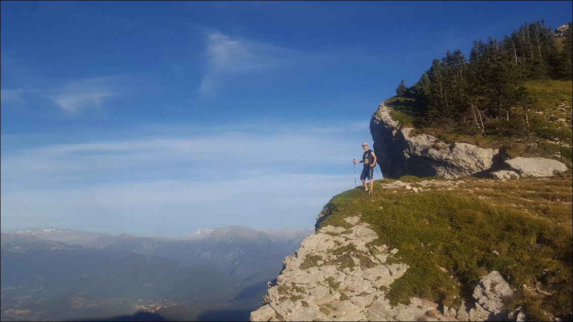 Juste au-dessus de chez moi, sur les crêtes est du Vercors, vers le pic Saint Michel. Chaque sortie dans la nature, même à la vitesse d'un escargot et en soufflant comme un cachalot, est l'occasion de recharger mes batteries d'une belle énergie positive entre deux cures de chimiothérapie.