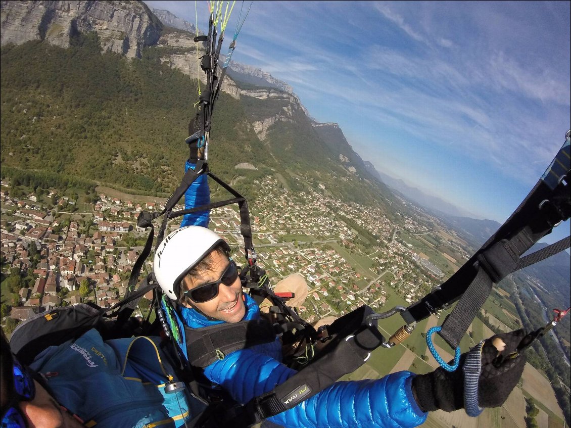 Depuis longtemps je caressais l'idée de commencer le parapente. À l'automne 2016, je viens de reprendre la chimio, ma forme physique est de plus en plus limitée mais je peux encore courir les quelques dizaines de mètres nécessaires au décollage. En route donc pour un stage initiation ! le troisième jour, après quelques vols en biplace, je m'envole seul pour la première fois, c'est le bonheur...