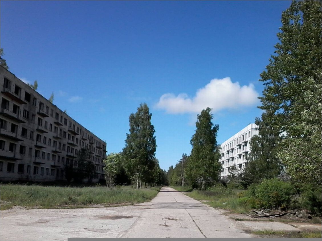 Sur la petite route perdue pour arriver au site, les restes des immeubles où logeaient les soviétiques qui y travaillaient. Ambiance à la James Bond.