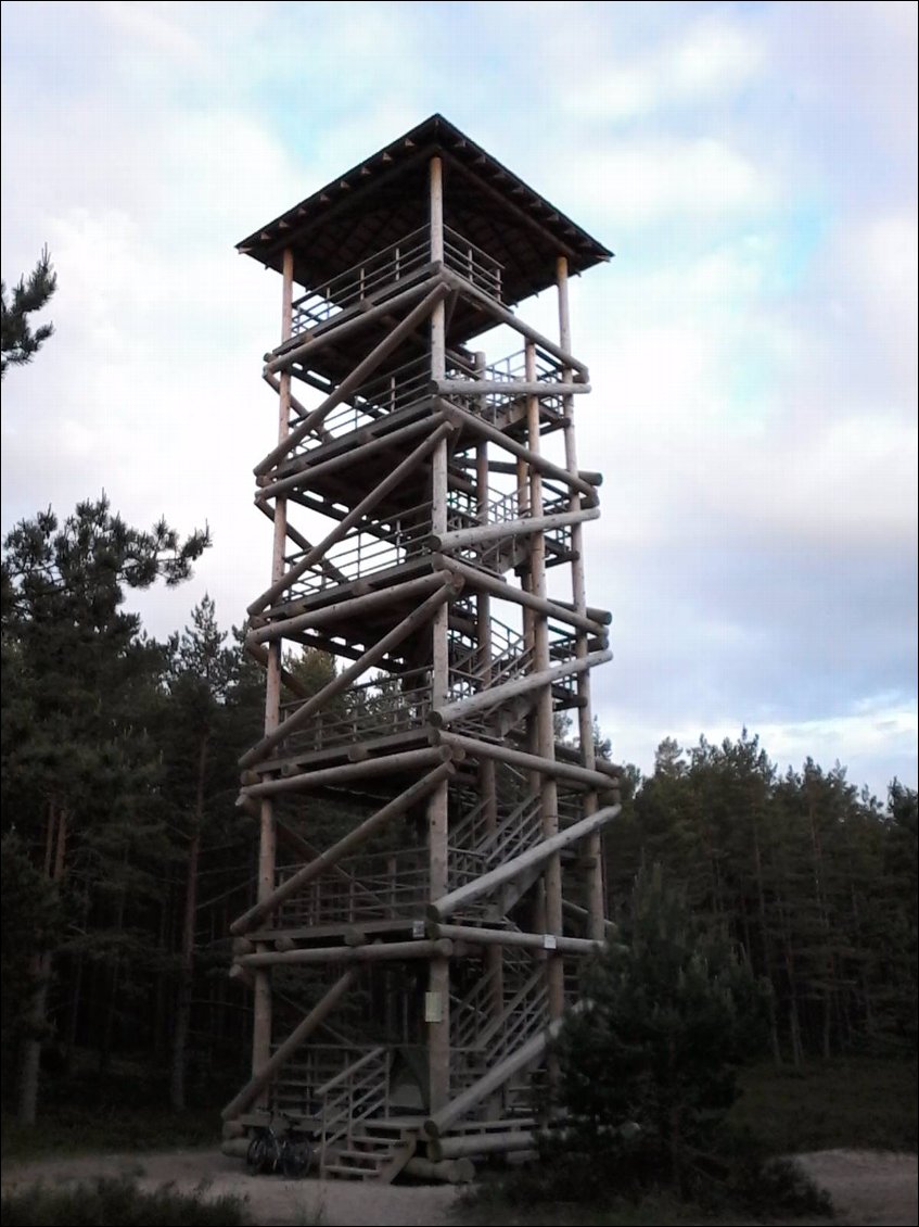 Mon château d'un soir ! Ma tente est posée au rez de chaussée du donjon car le temps est mauvais et il va encore pleuvoir cette nuit et demain.