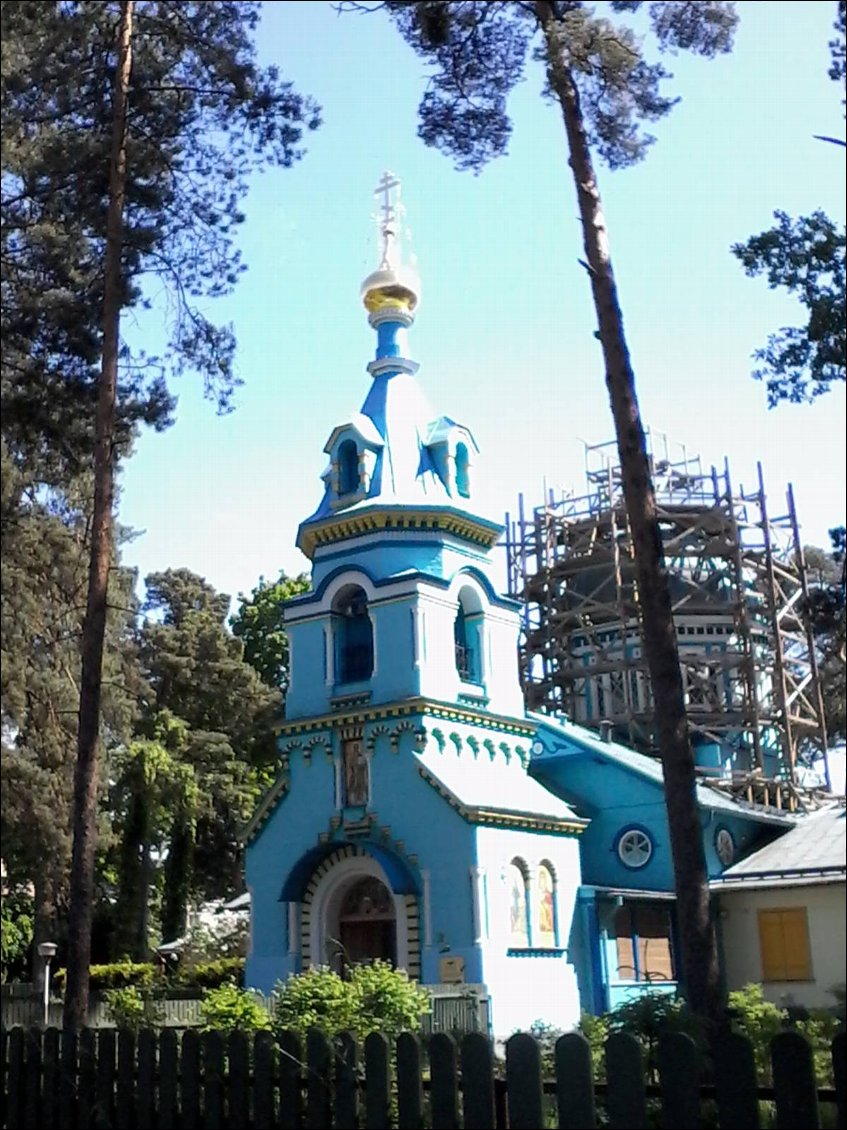 C'est une maison bleue adossée à la colline. On y vient à pied, on ne frappe pas, ceux qui vivent là ont jeté la clef.
La longue avenue de Jurmala, est bordée de vieilles bâtisses magnifiques.