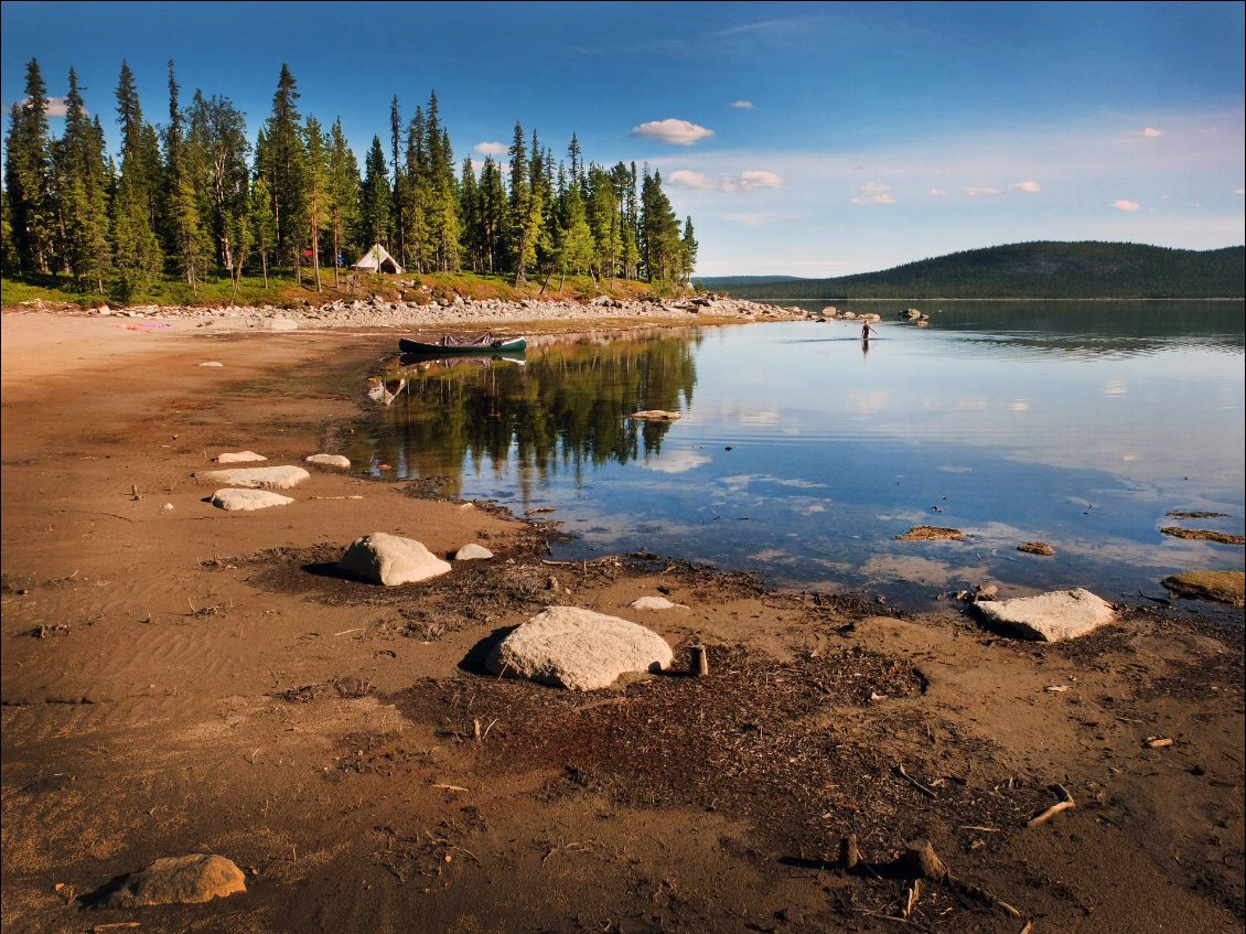 Canoë en Laponie.
L'autre photo finaliste pour la couverture de ce numéro !
Partir en voyage avec sa fille, c'est grandir ensemble et partager un registre d'émotions éloignées du quotidien. C'est aussi ce partage qui cultive notre lien familial.
Parc national du Muddus.
Photo Yann Bobe