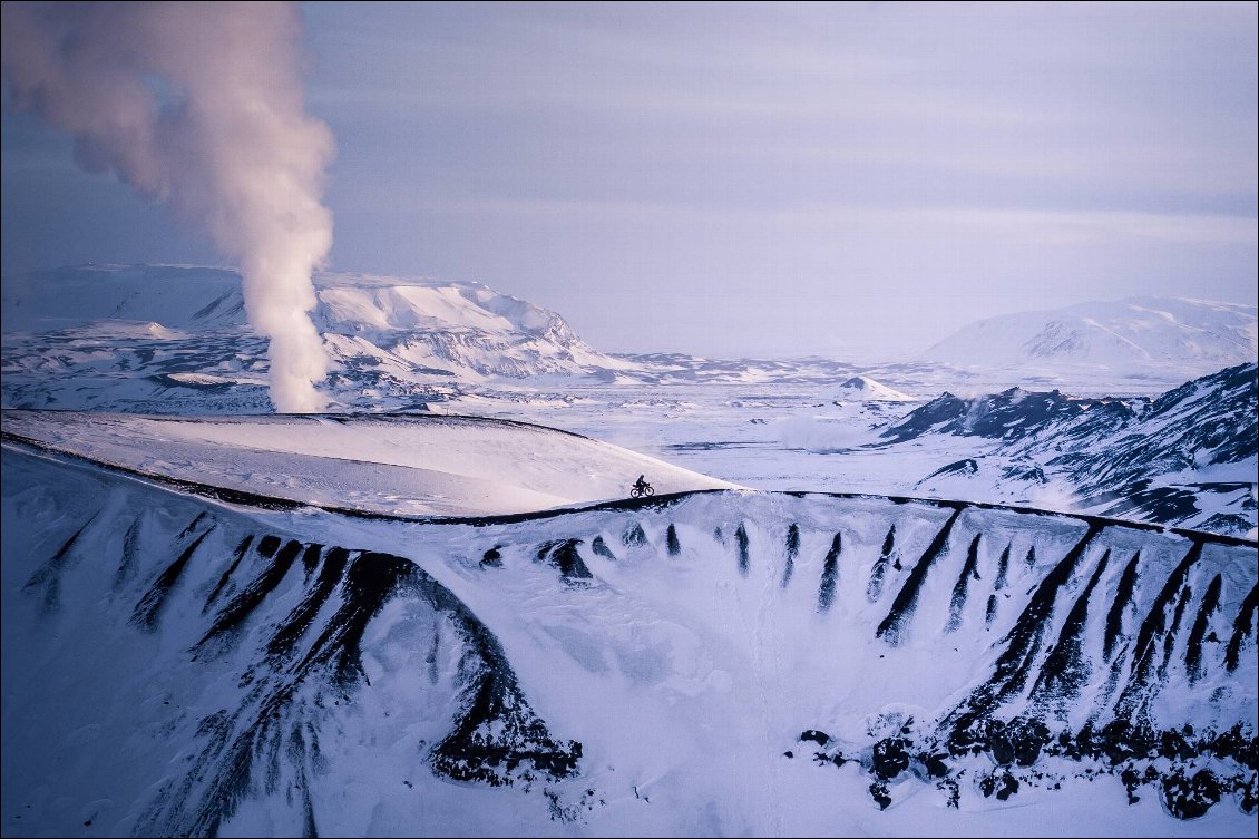 Islande : Fat-bike-packing, les highlands enneigés à VTT
Une zone géothermique émet de grands panaches de vapeur au-dessus du panorama. Ce paysage monochrome n’avait pas l’air accueillant, mais il a attiré notre attention et ravi nos yeux !
Photos : Oliver et Annie Lloyd-Evans