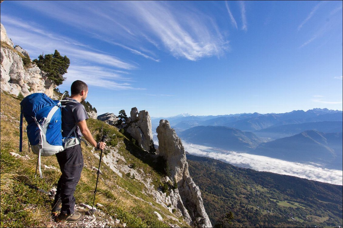 Randonnée aérienne en Chartreuse.
Vue plongeante sur la vallée du Grésivaudan.
Parfois improbables, les sentes permettent de longer le pied des falaises. Marcher ou contempler le paysage : il faut choisir.
Photo : Manu d'Adhémar