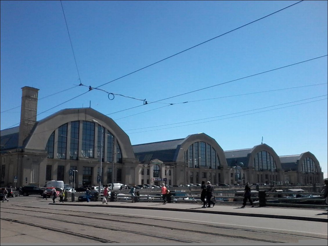Le marché central de Riga installé dans les hangars à ballon dirigeable.