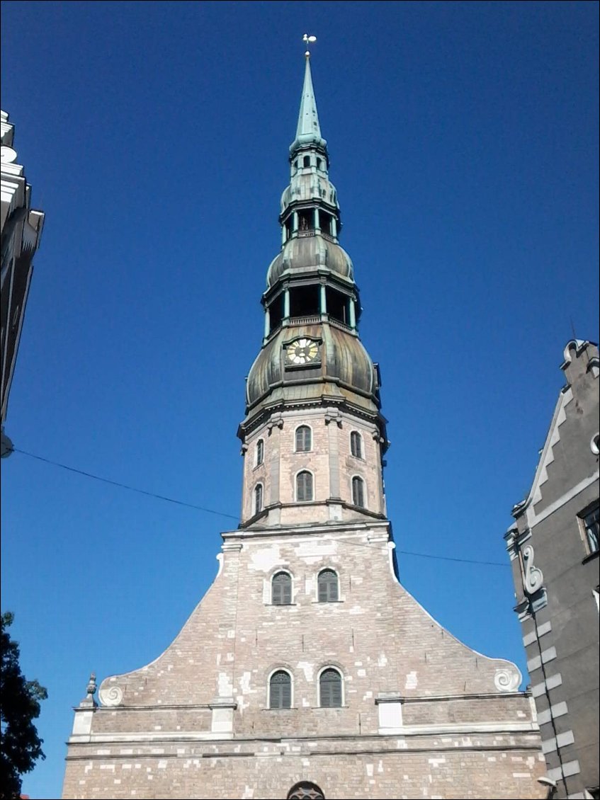 L'église St Pierre. Impossible à prendre entièrement, pas assez de recul pour la photo. C'est la plus haute et la plus imposante du vieux Riga.
