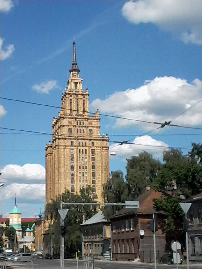 Juste à côté dans le "petit Moscou", le gratte ciel de l'académie des sciences, appelé aussi "gâteau d'anniversaire de Staline" car il a été inauguré le jour de ses 80 ans. Il a dû apprécié, il y a des faucilles et des marteaux sur toutes les façades. Le bâtiment est controversé et certains voudraient le voir rasé.