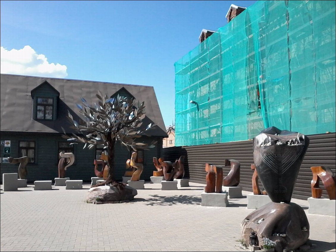 Je visite le musée sur l'holocauste et le ghetto de Riga. Voici la sculpture "l'arbre de l'espoir" en souvenir de ceux qui ont sauvé des juifs.