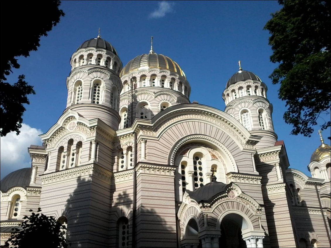 La cathédrale de la Nativité. La plus grande église orthodoxe de Riga.