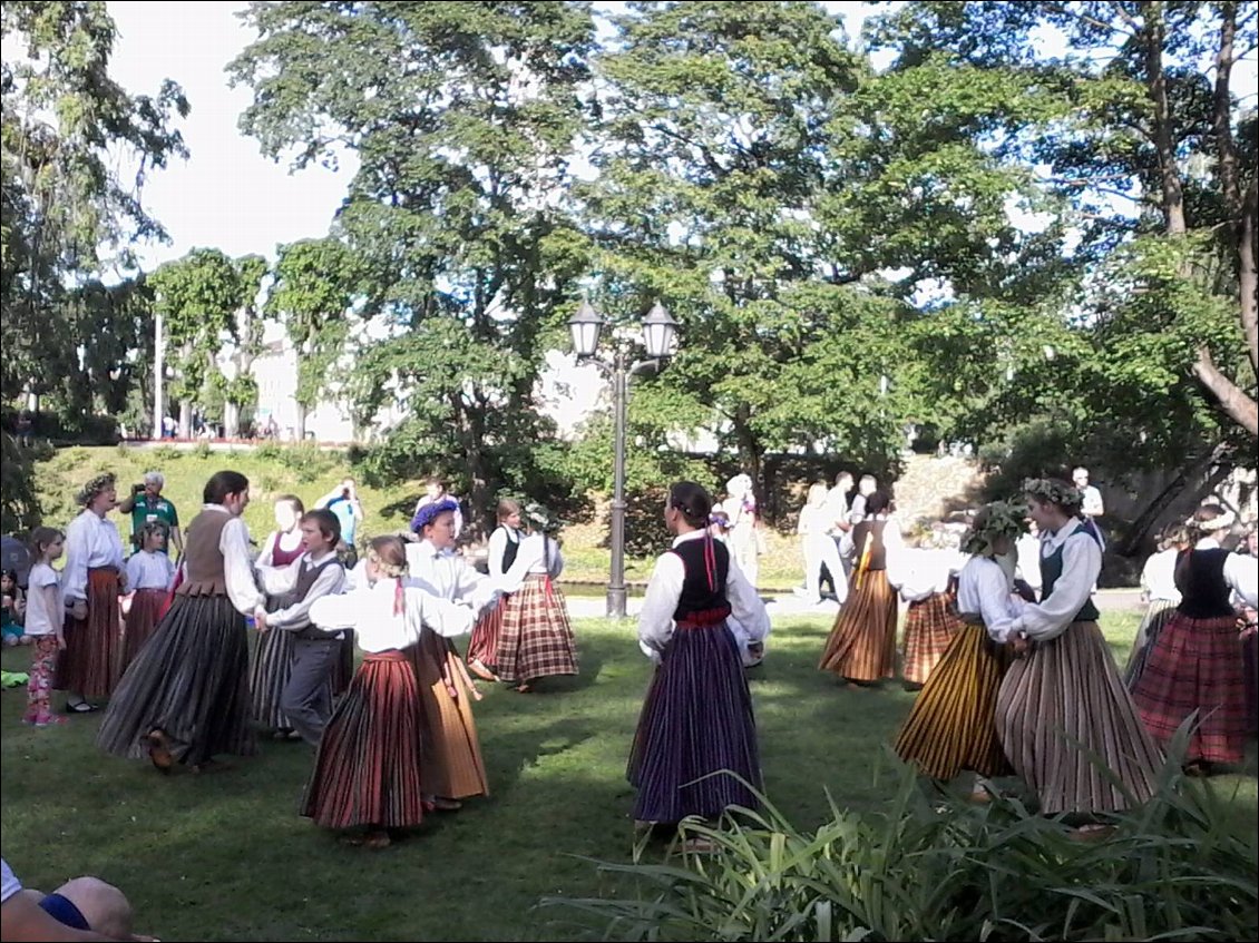 La St Jean approche. Dans les parcs, les prémices de la fête commencent. Danses et chants traditionnels.