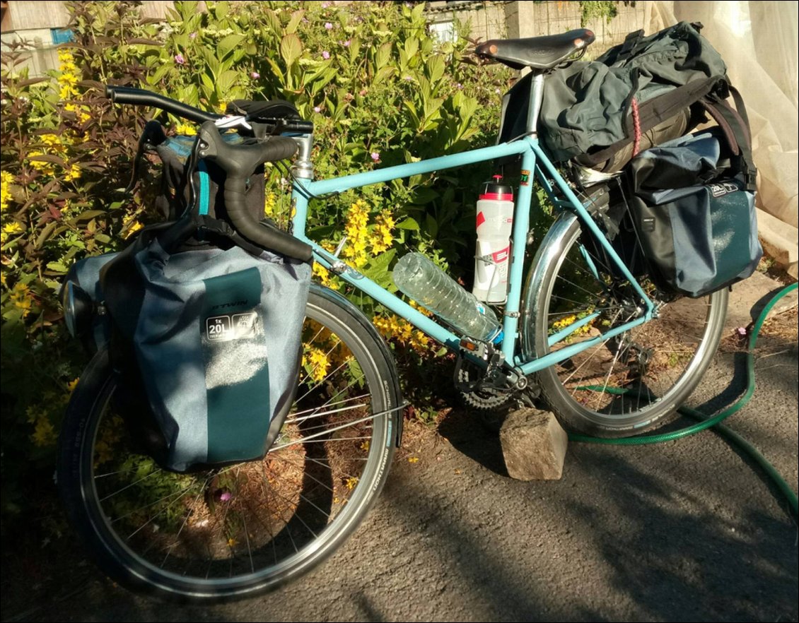 La monture en cours de préparation
Une randonneuse de la marque Rando-Cycles, en 26 pouces.