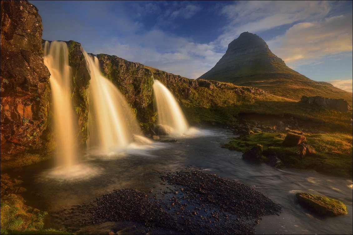 Kirkjufell, montagne en forme de pain de sucre parmi les plus photographiées d’Islande située dans la péninsule de Snæfellsnes vers Grundarfjörður.
Tour d’Islande à vélo pendant 2 mois, été 2013.
Photo : [url=http://guillaume-hermant.piwigo.com/]Guillaume Hermant[/url]