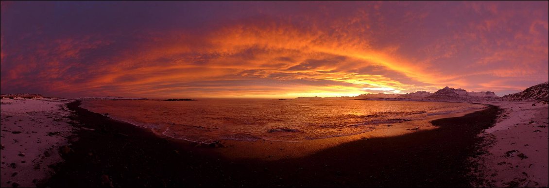 Coucher de soleil sur une plage non loin de Berunes, face à Djúpivogur. Sur la droite, la mystérieuse pyramide du mont Búlandstindur (1609m).
Photo : Marc Plotard, Karine Viseur.