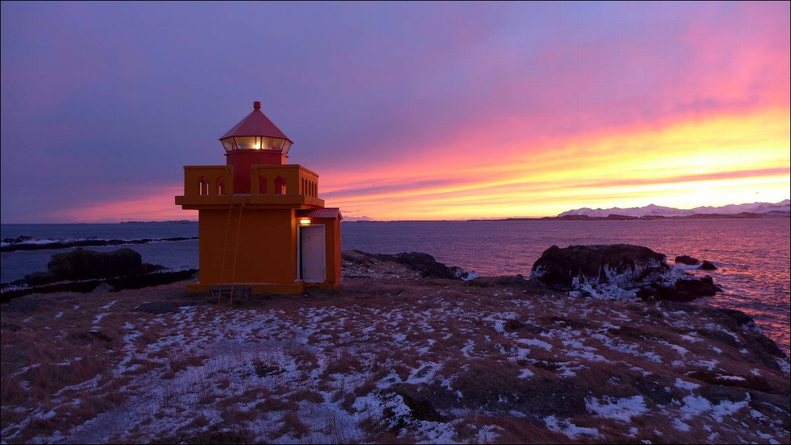 Est du pays. L'un des nombreux bouts du monde de l'Islande, se signalant aux rares pêcheurs croisant dans le fjord...
Photo : Marc Plotard, Karine Viseur.