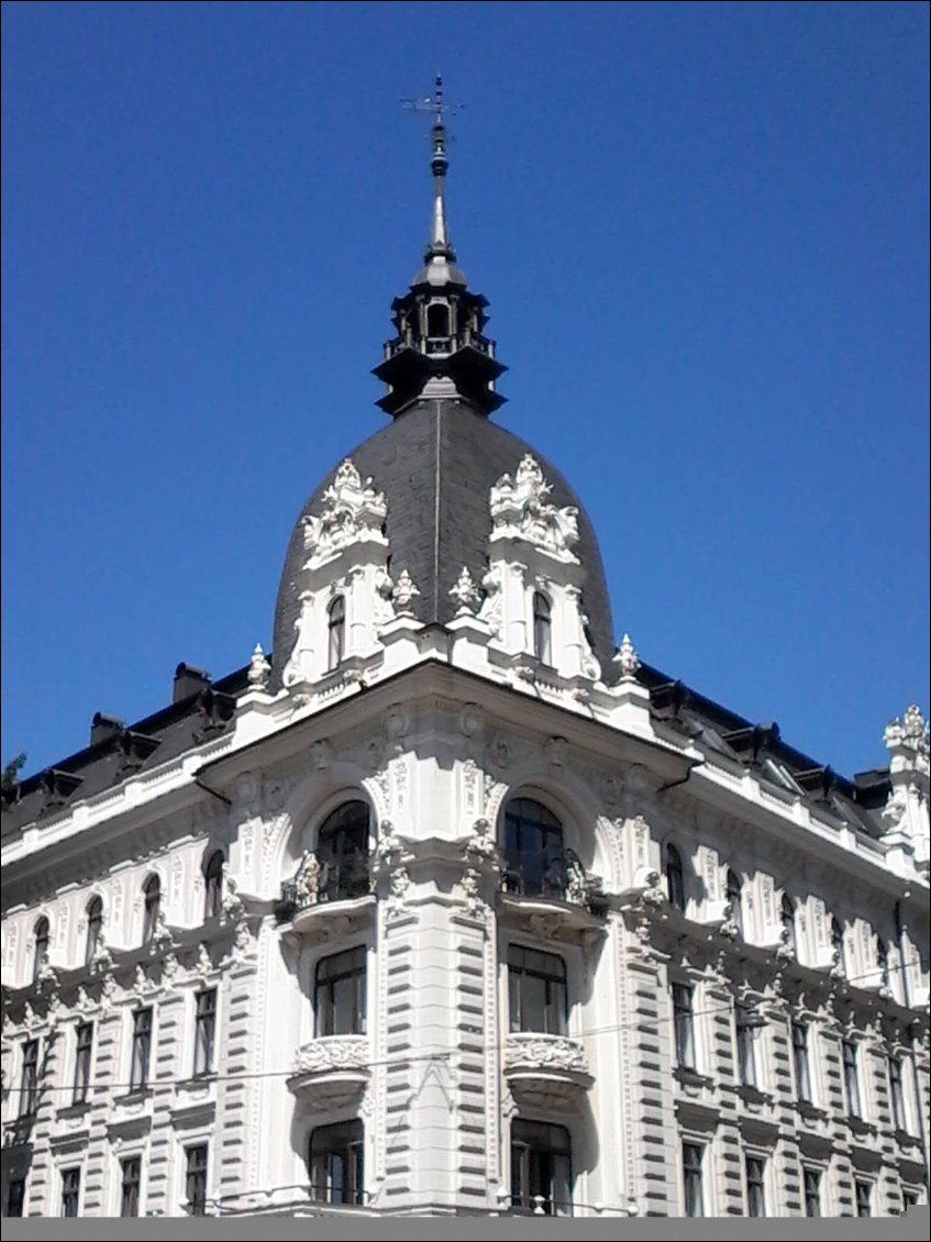 Dernier tour dans Riga vers les avenues Elizabetes iela et Alberta iela. Une partie des bâtiments a été conçue par Mikhaïl Eisenstein dans le style art nouveau.