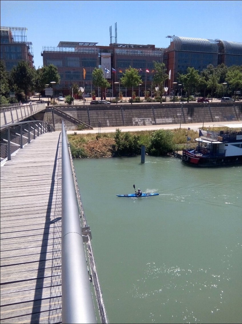 Sous la passerelle de la paix.