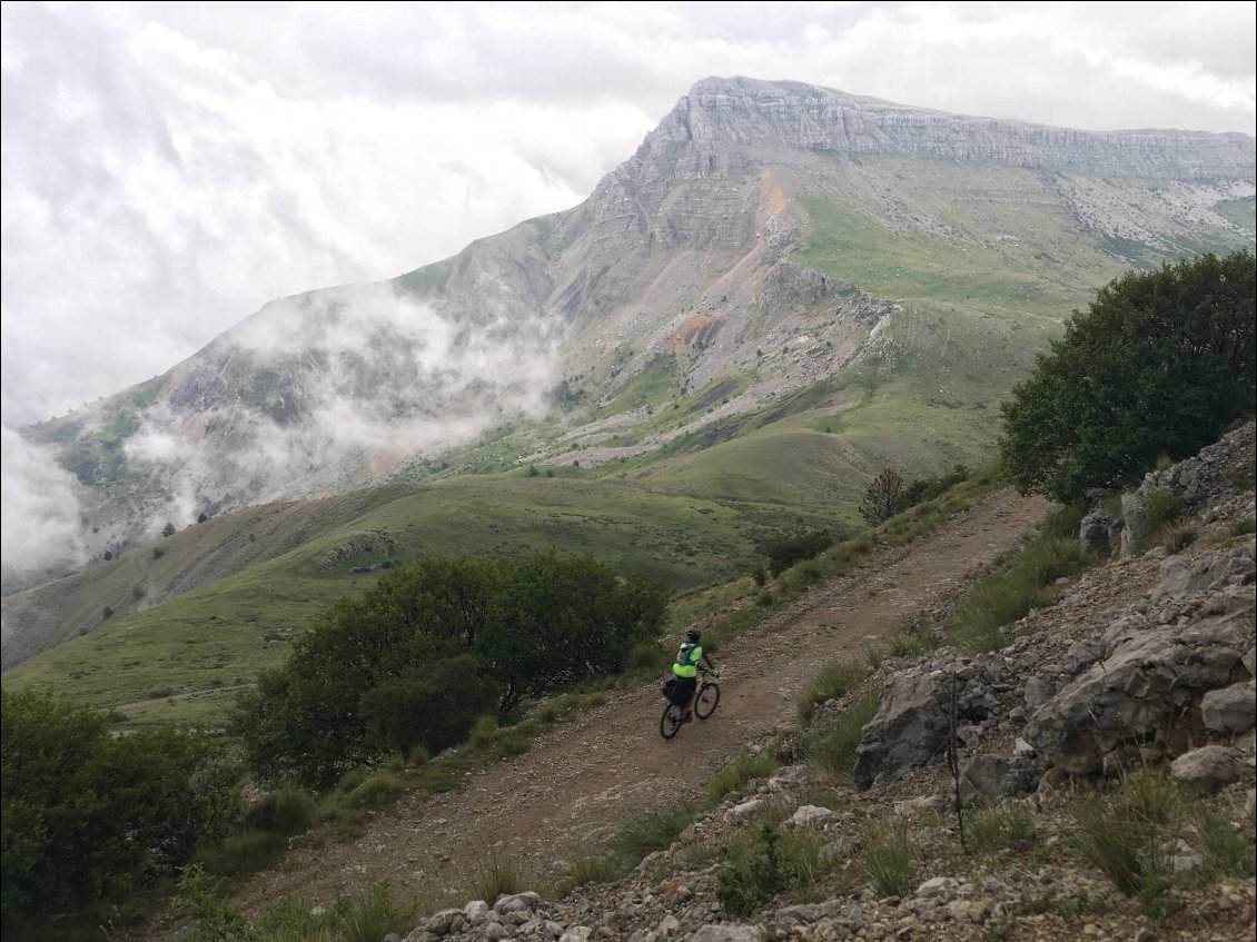 Descente du Chiran sur le Portail de Blieux. Au fond, le Grand Mourre (1898m.)