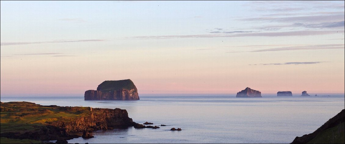 Fin de journée, vue sur l'archipel des Vestmannaeyjar s'étendant à perte de vue au sud de l'Islande.
Benoit Gaüzère