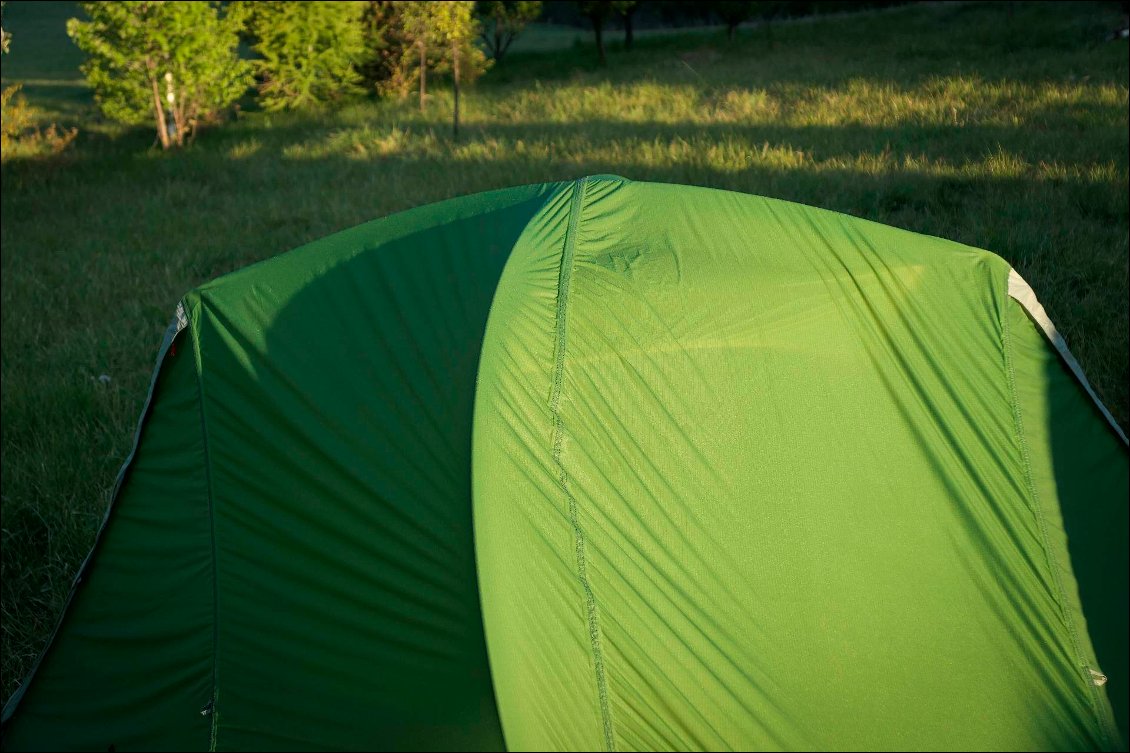 Une fois le double toit en tension, voilà ce qui peut se produire sans attacher les lacets :
 peu à peu, l'arceau central se décale de la couture (avec les vibrations du vent par exemple).