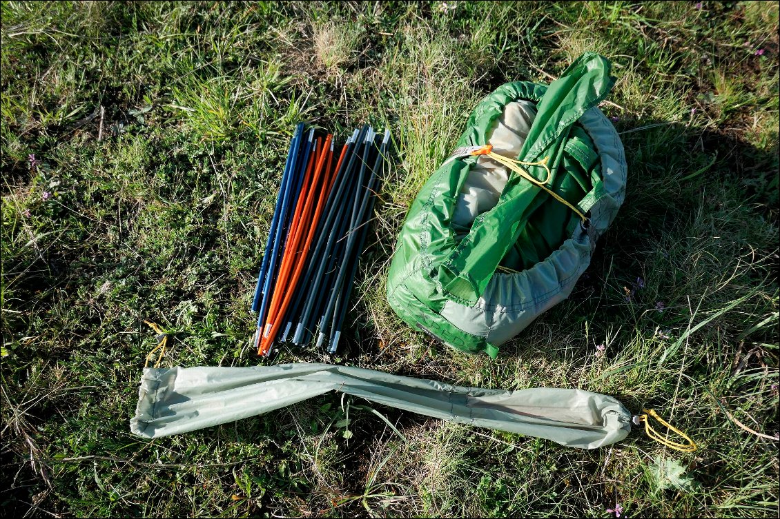 Le sac de rangement permet de séparer double toit et chambre : pratique si seulement le double toit est humide.