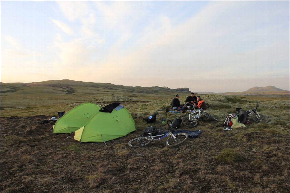 Bivouac lors d’un à vélo en 2014 ; nous étions 4 amis à rouler de Reykjavik au Jökulsárlón en passant par le cercle d'or et le Landmannalaugar.
Photo : Jean-Michel Picq