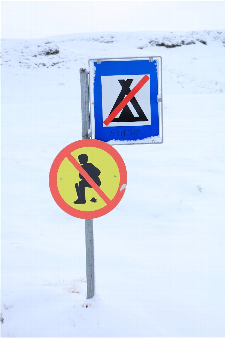 En Islande, pas d'envie pressante :-). Panneau situé à l'arrivée de la source d'eau chaude à Hrunalaug, un site qui malheureusement risque d'être dégradé : en une semaine j'ai récupéré de nombreux déchets, "folie humaine"…
Photo : Cyril Finelle
