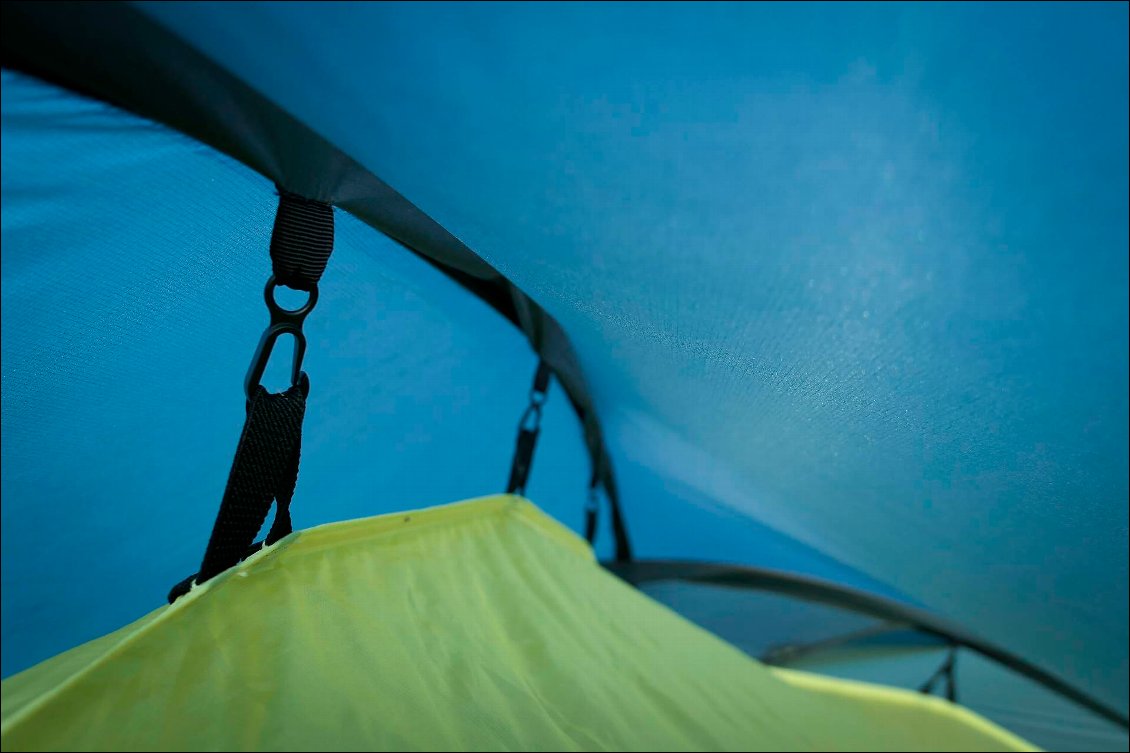 Les clips sont nombreux pour accrocher la chambre : c'est pratique, mais un peu fastidieux si on le fait à chaque bivouac...