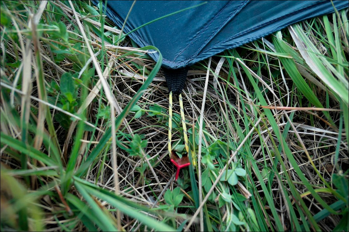 Dommage qu'il n'y ait pas de sangles de réglage au niveau des ancrages : la petite boucle en cordelette jaune laisse peu de marge de manoeuvre !