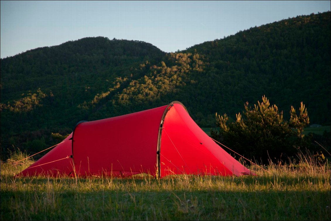 En mode tarp, on remarque que le double toit remonte un peu, créant ainsi des jours qui assurent la ventilation.