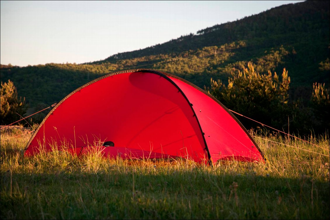 En mode tarp, on remarque le jour important à l'opposé de la porte : il permet de ventiler l'intérieur mais présente l'inconvénient de ne pas pouvoir être fermé...