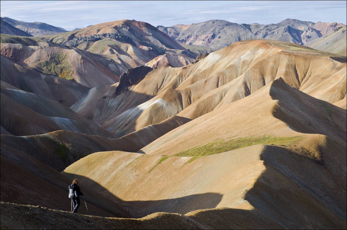 Fin de journée sur les collines de rhyolite du Landmannalaugar, septembre 2014. La MUL (marche ultra-légère) permet de sortir des sentiers battus et donne la liberté de s'arrêter où le vent nous porte.
Photo : Irina Alles, Guillaume Tartayre