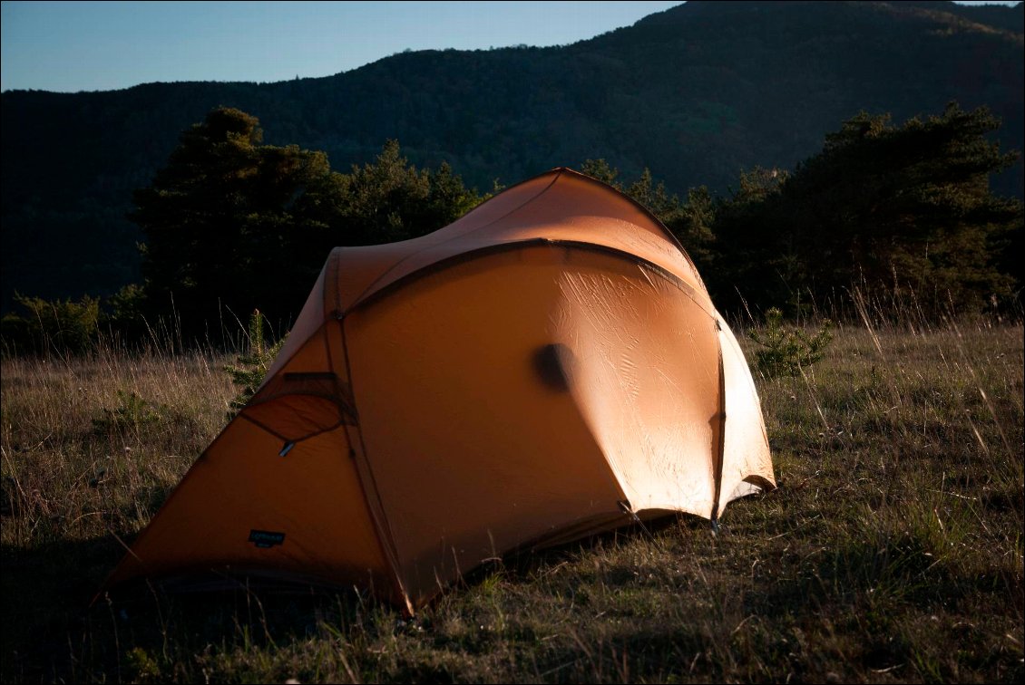 La structure semi-géodésique semble très robuste, c'est rassurant pour quiconque souhaite bivouaquer en zone ventée par exemple.