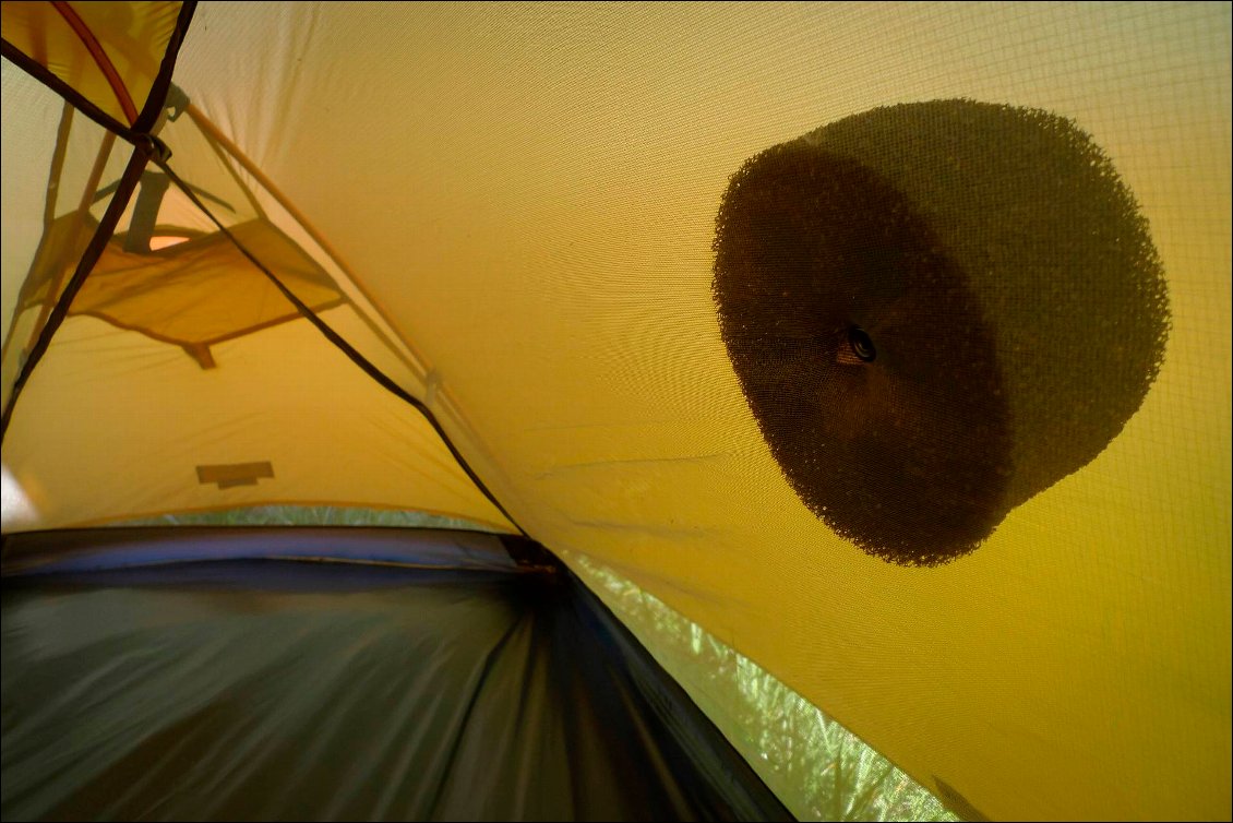 ... mais des pièces de mousse compressibles pour maintenir l'espacement entre chambre et double toit. Original :-)