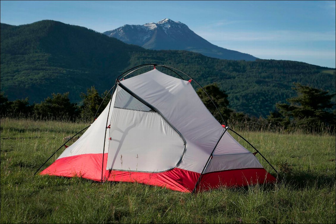 La chambre est quasiment uniquement en tissus plein : parfait pour du 4 saisons.